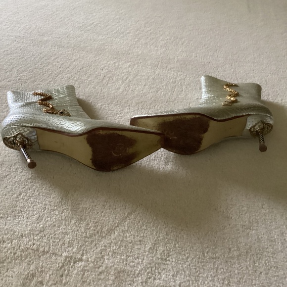 Elegant Snake-Embellished Heeled Boots - Picture 3 of 8